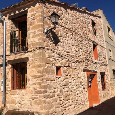 Casa rural de piedra con balcones