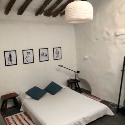 Dormitorio de casa rural con vigas de madera