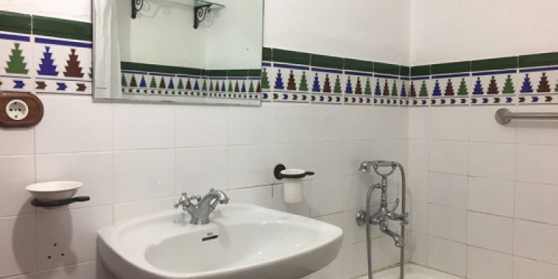 Baño con lavabo y bañera