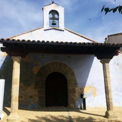 Ermita con pórtico columnado