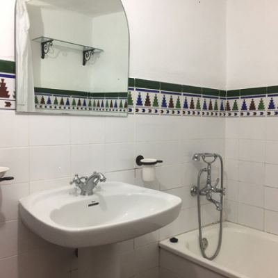 Baño con lavabo y bañera